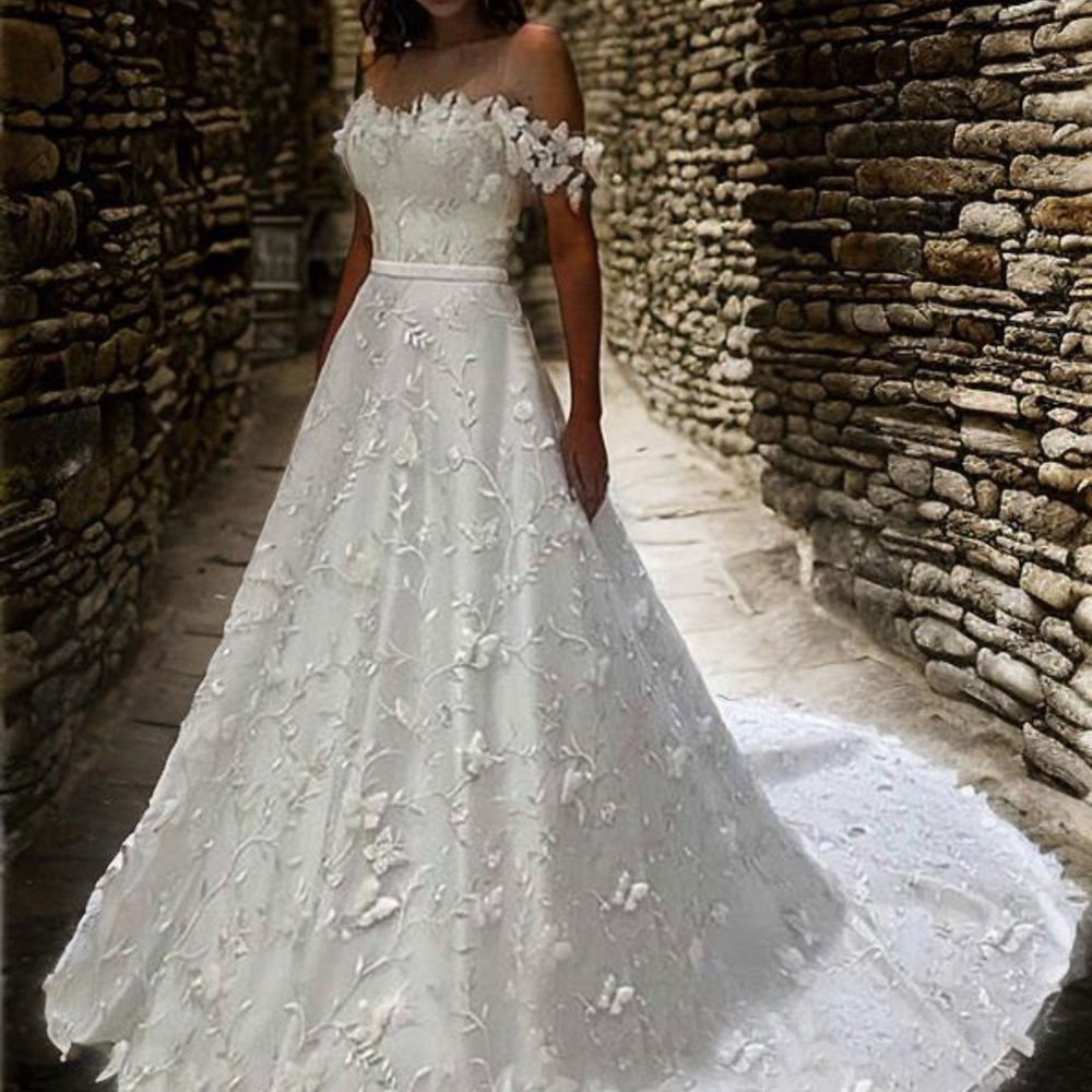 Elegant White Off-Shoulder Lace Wedding Dress